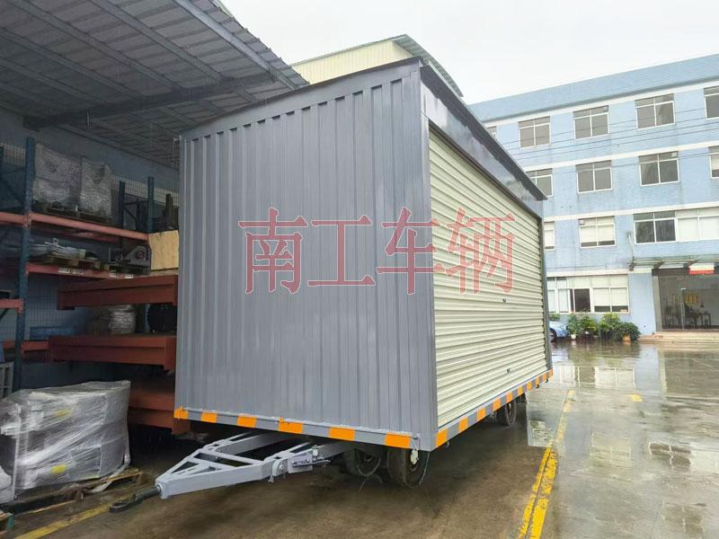 10吨箱式英亚在线平台（中国）官网两侧带卷帘门 牵引雨篷拖车